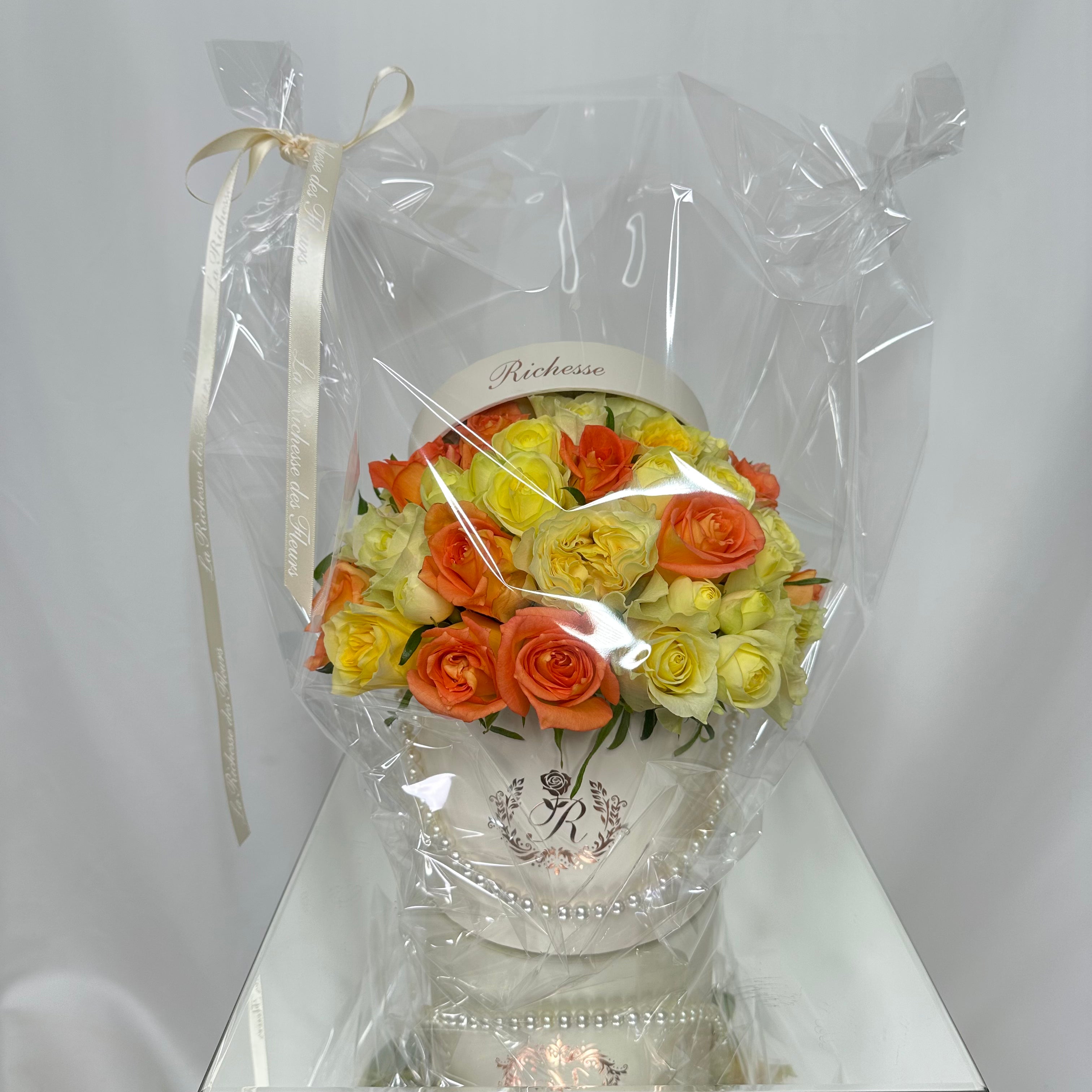 Sサイズ】オレンジバラと黄色いバラのアレンジメント – La Richesse