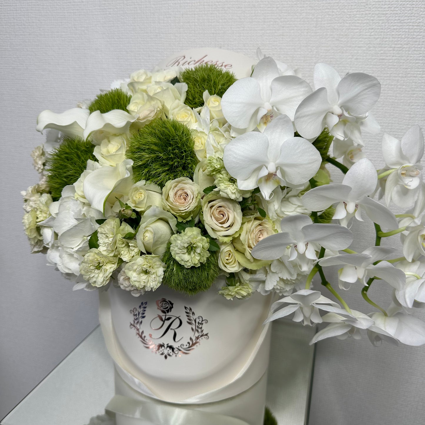 【Mサイズ】白バラをベースとしたテマリソウと胡蝶蘭のアレンジメント