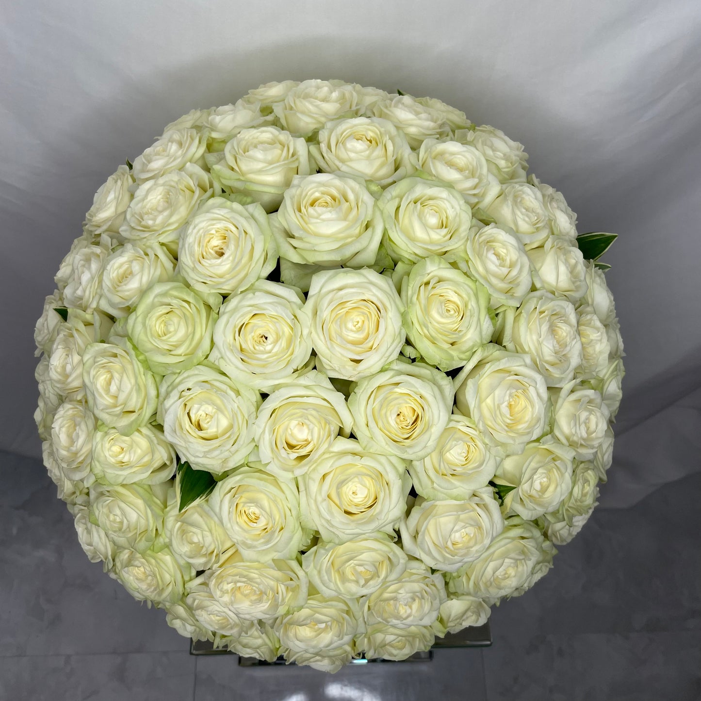 【WHITE BOX】バラ100本のドームフラワー