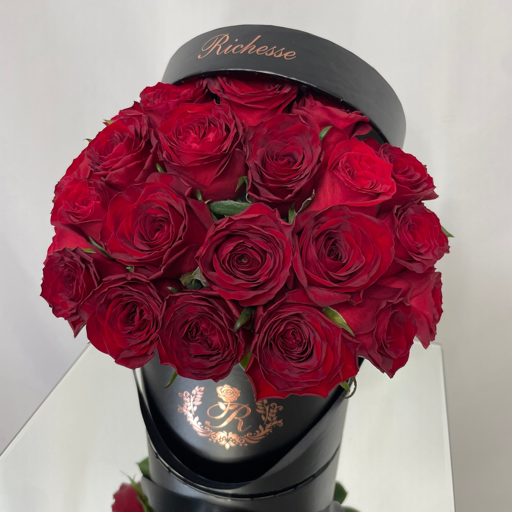 BLACK BOX】Sサイズのバラのドームフラワー – La Richesse des Fleurs BLACK BOX】Sサイズのバラのドームフラワー – La Richesse des Fleurs