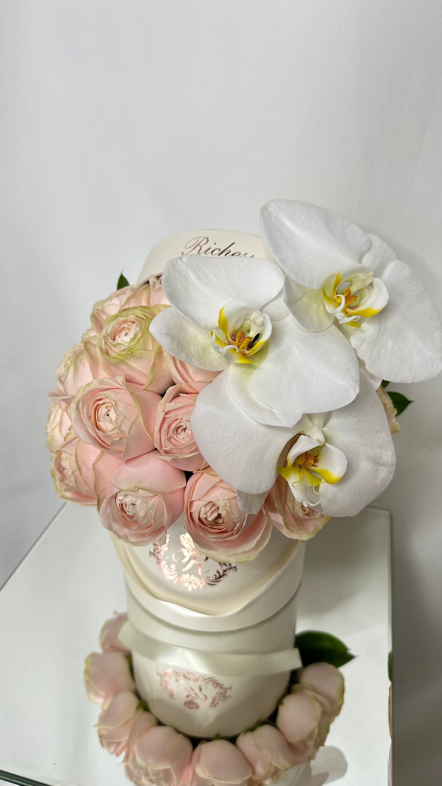 ピンクバラと白胡蝶蘭アレンジメントSサイズ【T様オーダーメイド】