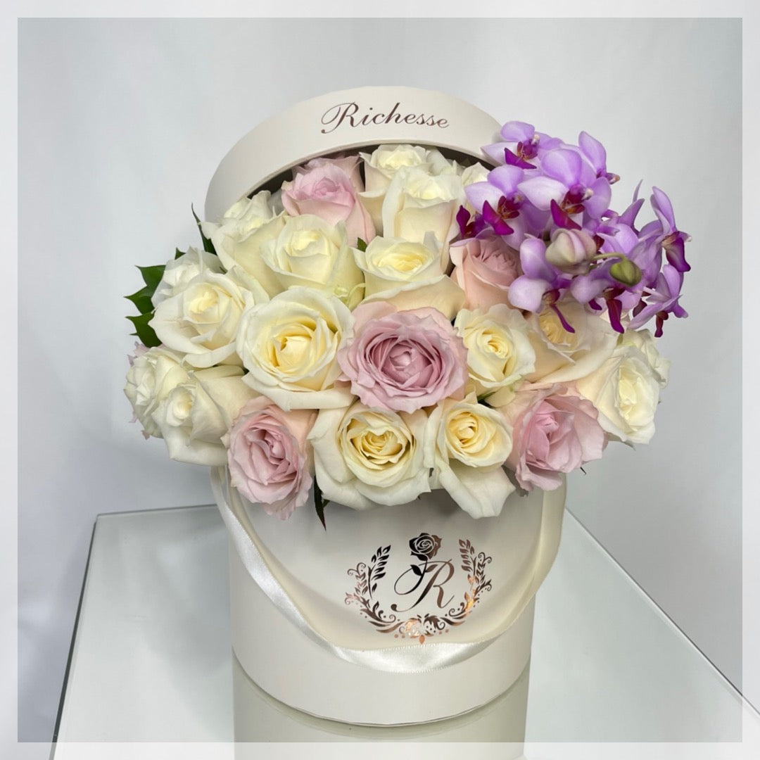 白バラとピンクバラとミニミニ胡蝶蘭アレンジメントSサイズ【U様オーダーメイド】